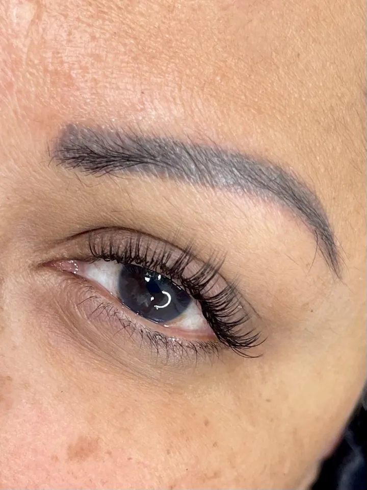 Eyelash extensions by Beautique Bar: natural hybrid