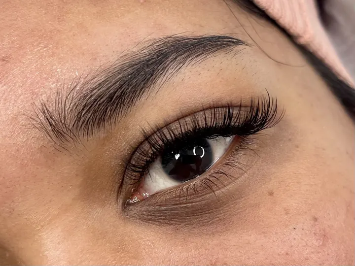Eyelash extensions by Beautique Bar: wispy hybrid